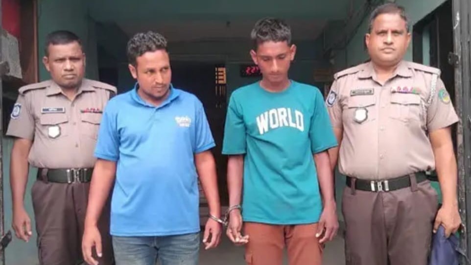গোসলের ভিডিও ধারণ করে ব্ল্যাকমেইল, টাকা ও যৌন সম্পর্কের প্রস্তাব